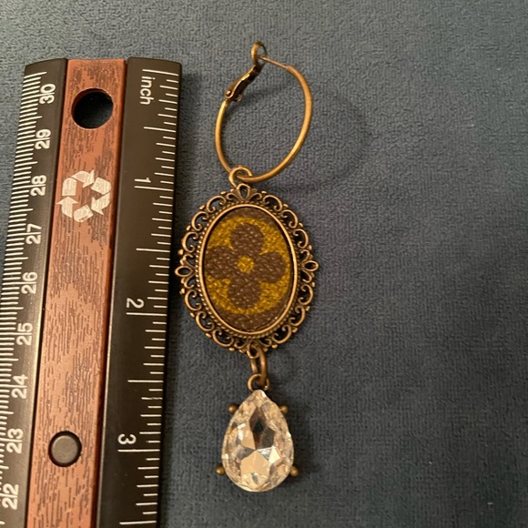 Earrings - Picture 1 of 3